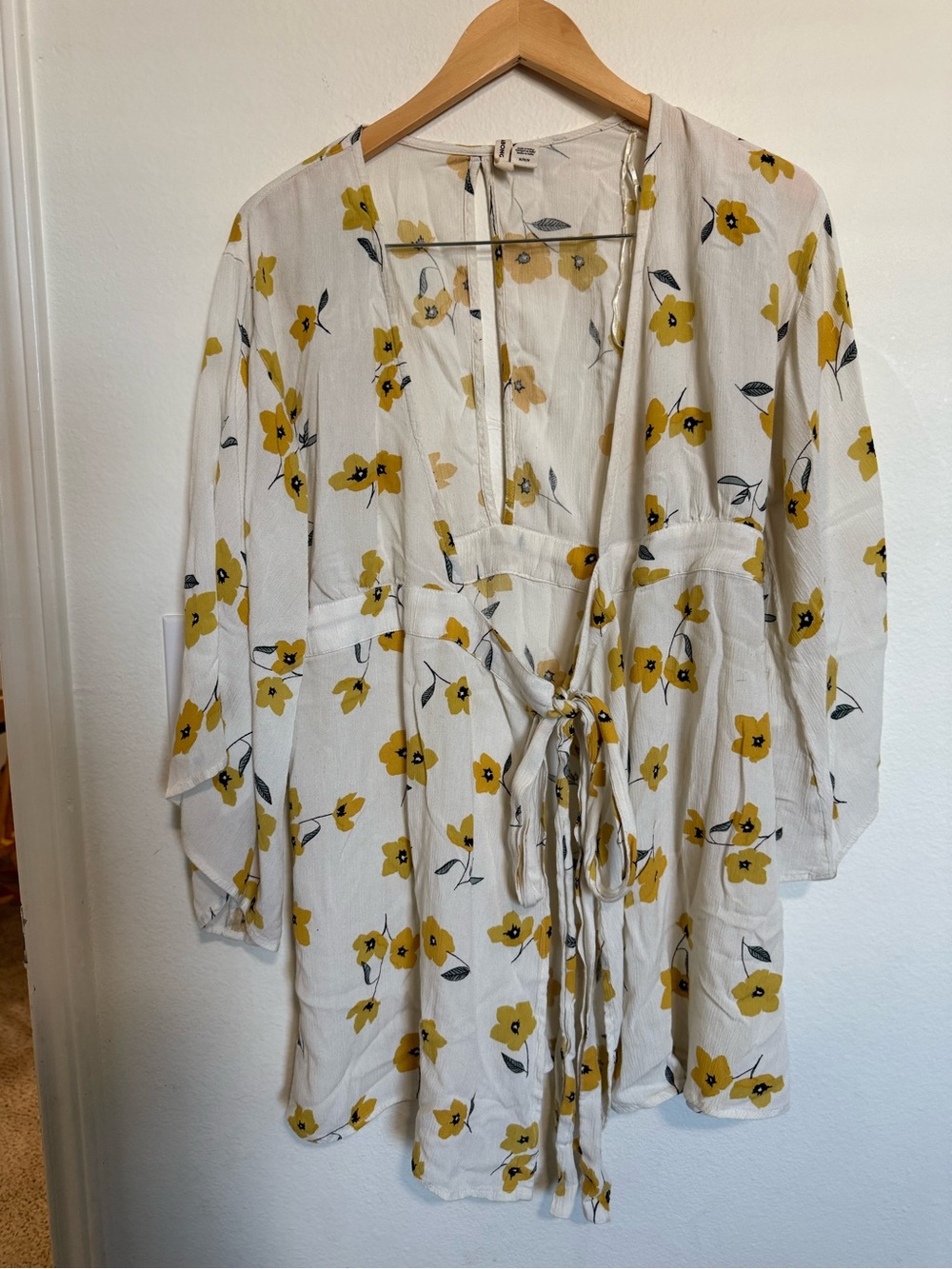 Billabong White Floral Tie-Front Kimono with Yellow Flowers